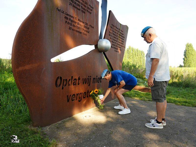Kranslegging en minuut stilte bij Vliegersmonument 