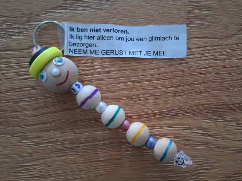 Een sleutelhanger van kraaltjes met daarbij het briefje dat je het mee magnemen