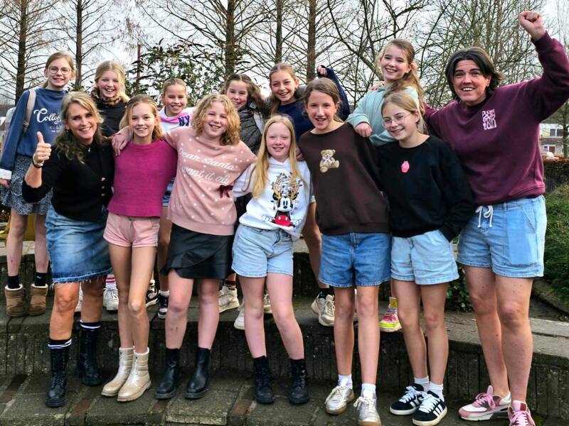 In korte broek de kou in voor KiKa: groep 8-meiden halen streefbedrag