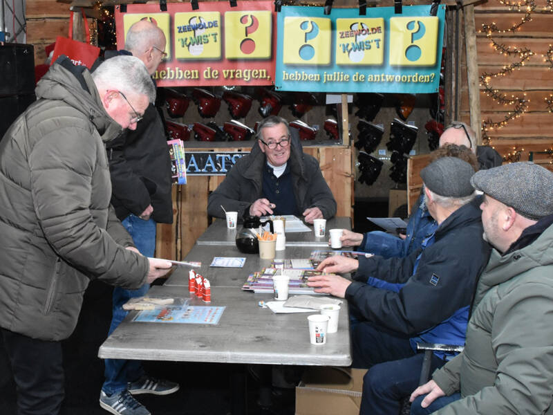 de jury deelt de boekjes uit aan de ingeschreven deelnemers