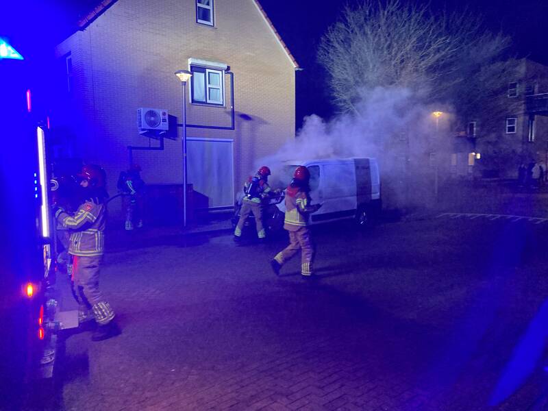 Busje in brand op Koraal, politie zoekt getuigen