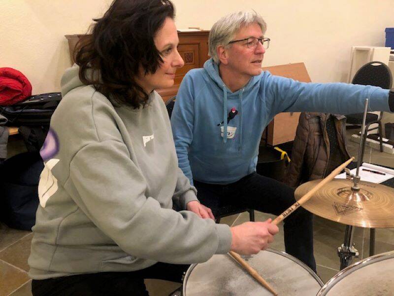 Drumworkshop met een student en een leraar achter de drums