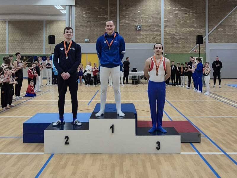 Jonathan Porteous op de rechterkant van het trapje van het podium in de turnzaal