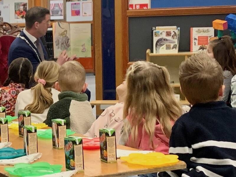 Links Burgmeester Harmsma , foto FlevoMeer Bibliotheek Zeewolde