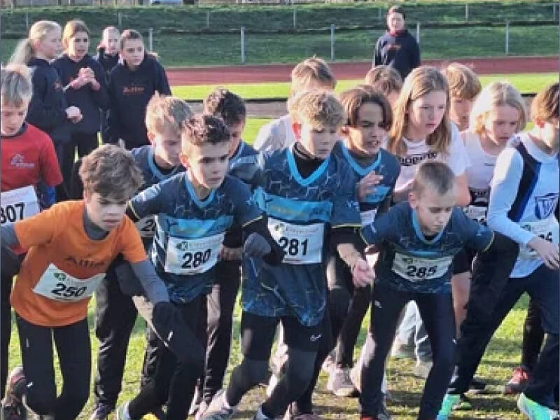 Crossloop waarbij 4 kinderen van Zeewolde vooraan staan