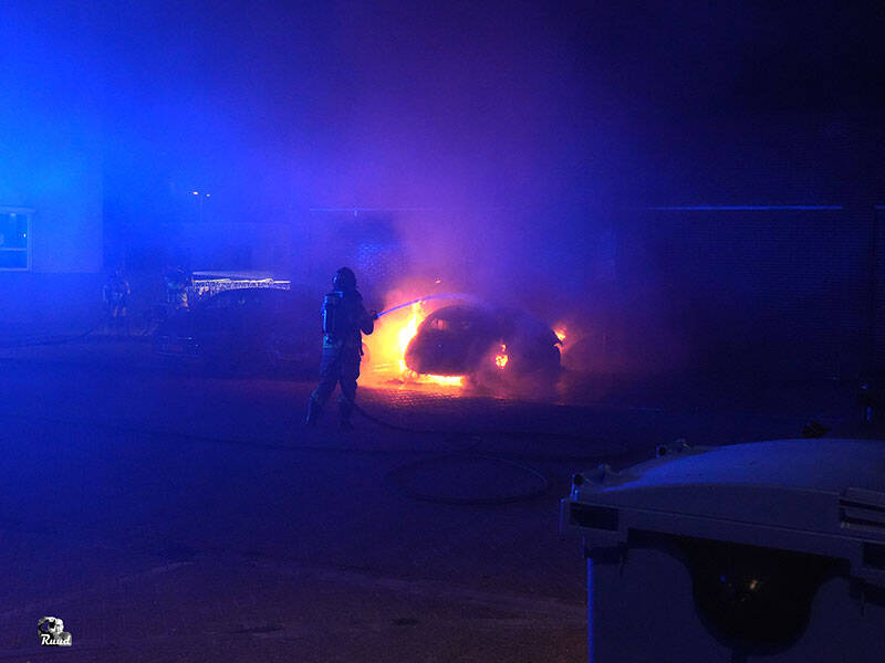 Politie zoekt drie jongeren na vermoedelijke brandstichting in Zeewolde