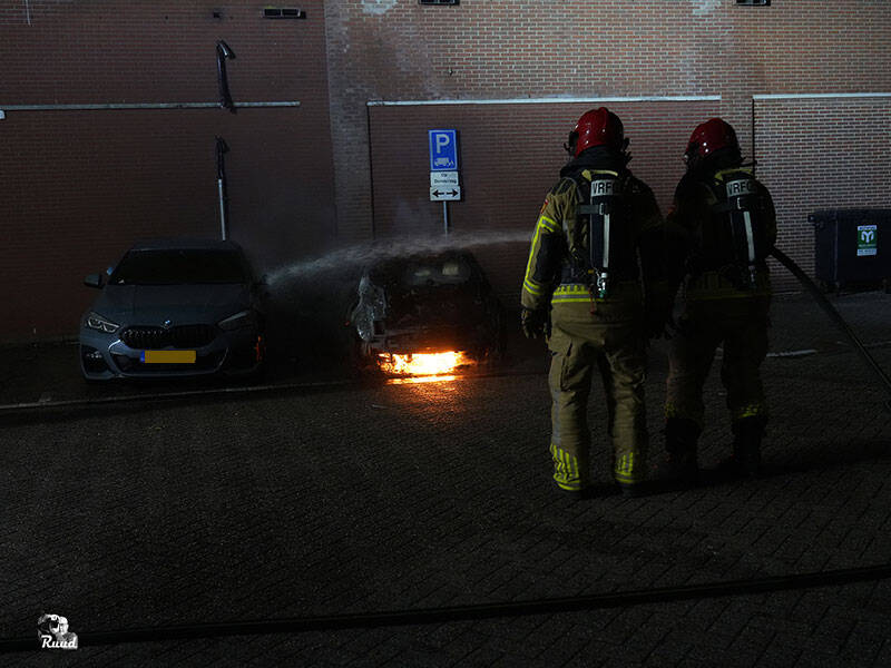 auto brand en brandweer blust deze