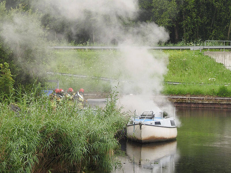 Brand op bootje in jachthaven Blauwe Diamant – mogelijk aangestoken