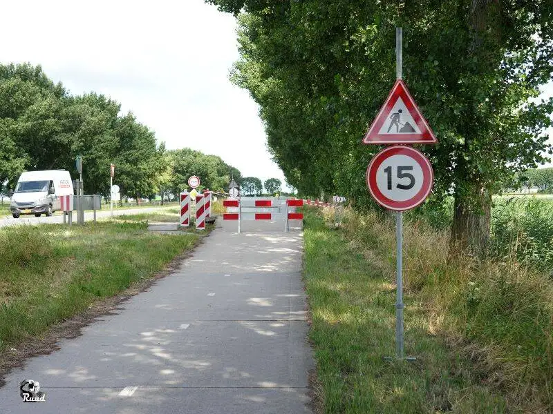 Op diverse fietspaden in Zeewolde schade door hitte