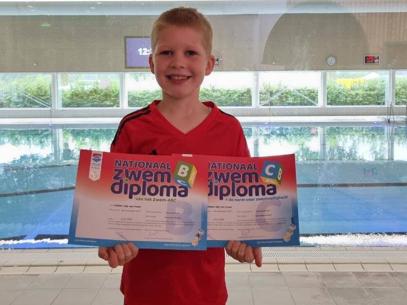 Gijs (7) zwemt in één keer af voor diploma B én C
