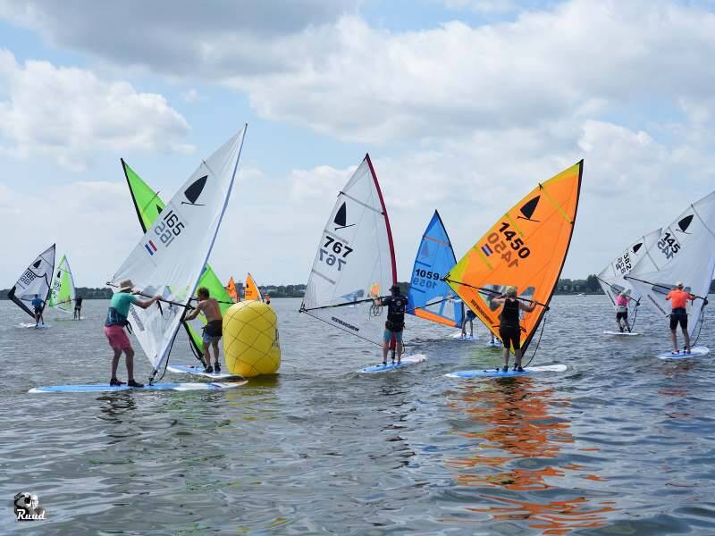 Meerdere surfers op het wolderwijd