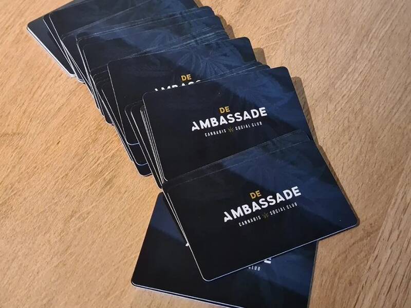 Pasjes op een tafel met logo van de ambassade