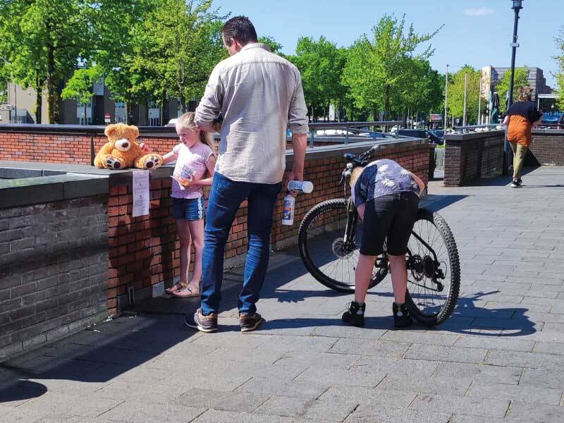 László’s knuffelbeer brengt vrolijkheid in Zeewolde