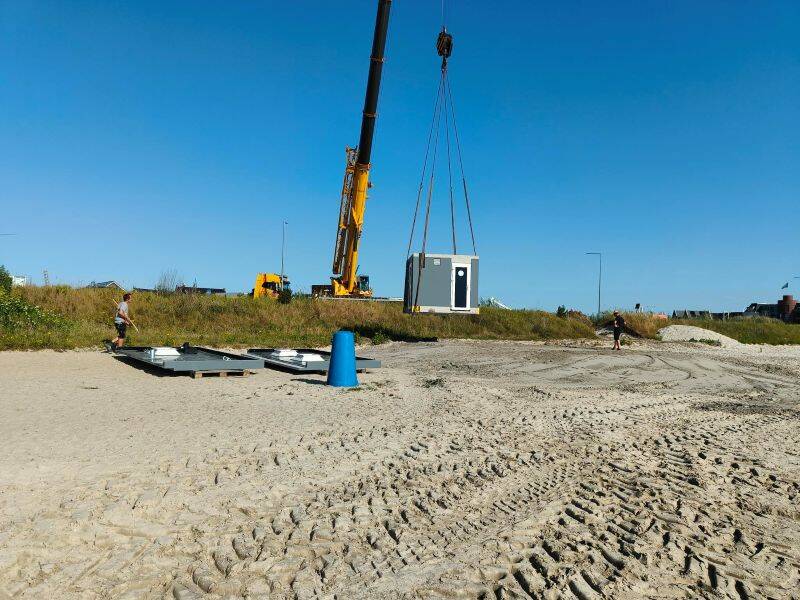 Nieuwe stap richting openstelling Lanterstrand: toiletgebouw geplaatst