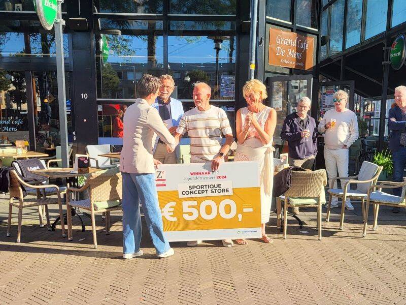 foto van uitreiking cheque aan lokaal maatschappelijk doel