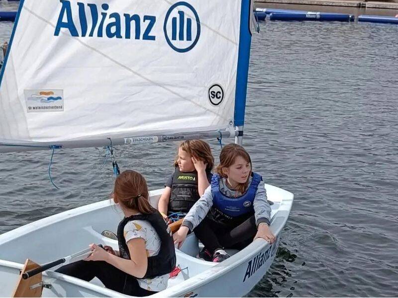 kinderen in zeilboot op water