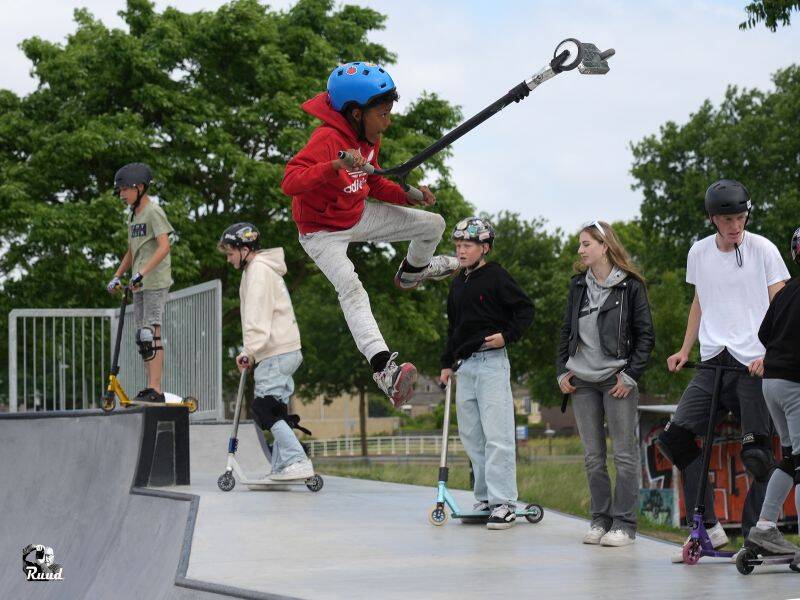 Tieners op een skatebaan met stepjes