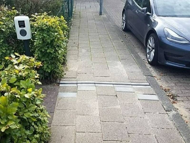 Frame uit een video van de Lokale Omroep Zeewolde waarin een inwoner laat zien hoe de kabelgoot werkt. 