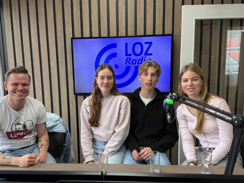 Stan, Willeke, Friso en Rosalie in de studio bij LOZ