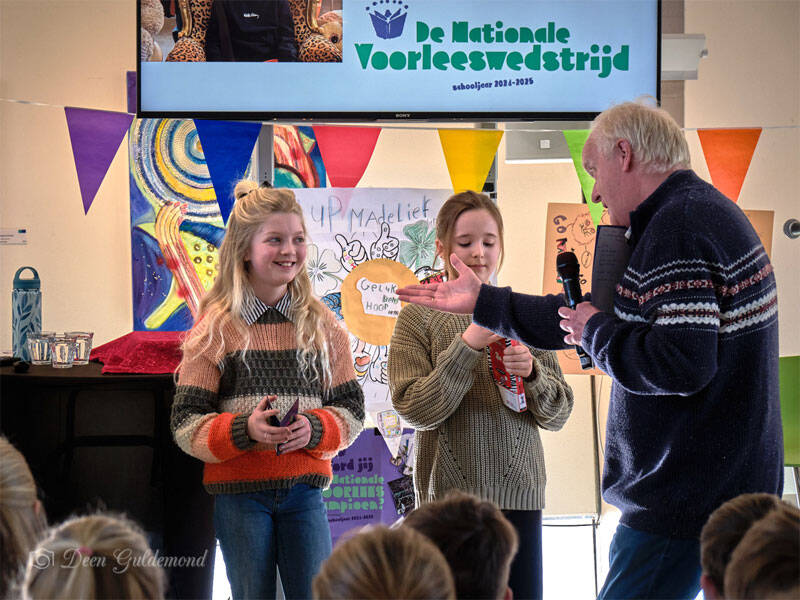 presentator maakt winnaar bekend tijdens de voorleeswedstrijd