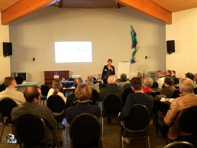 Een zaal van de Open Haven waarin publiek luistert naar presentatie Vattenfall