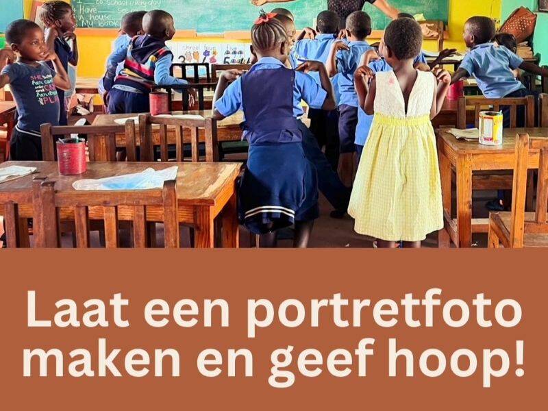 Kinderen die in een klas staan en een liedje zingen