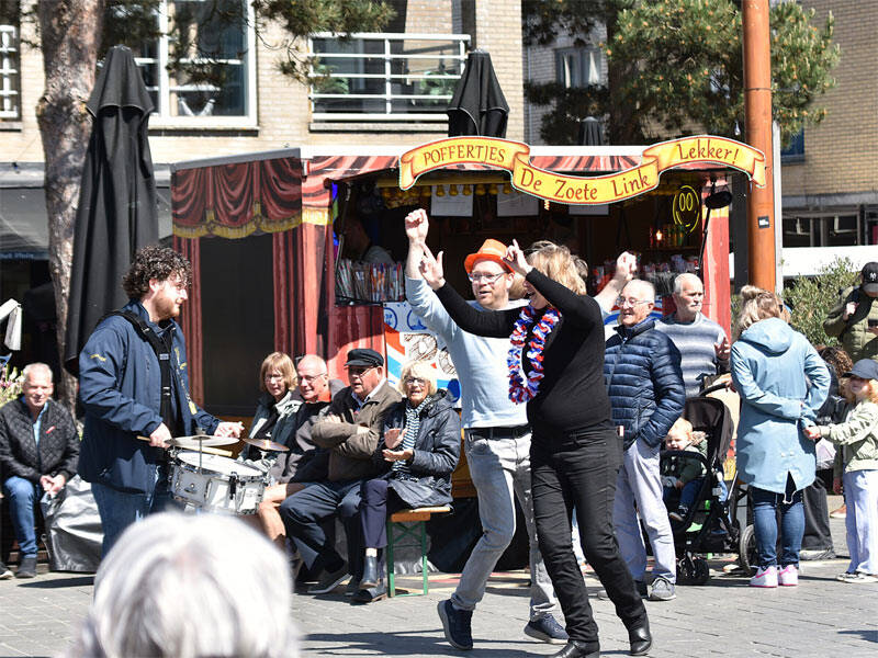 Zeewolde geniet van Bevrijdingsdag op Kerkplein 