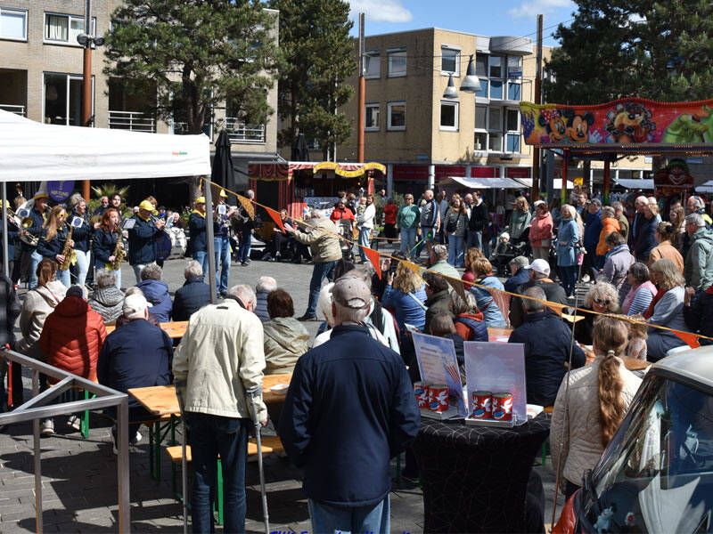 gezellige drukte met mensen in centrum van Zeewolde