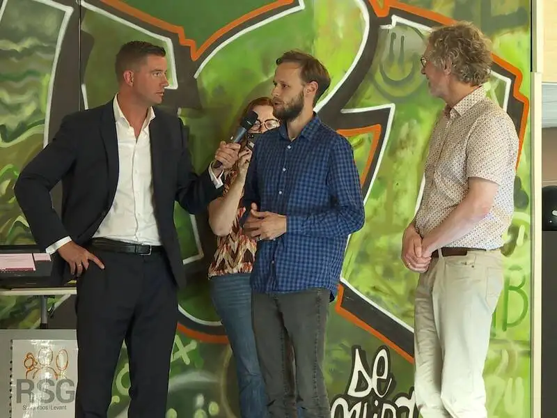 Burgemeester Harmsma met raadsleden Cramer en Zonneveld op het podium bij de Levant