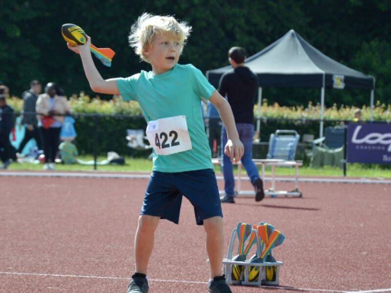 jongen met groen shirt werpt een vortex