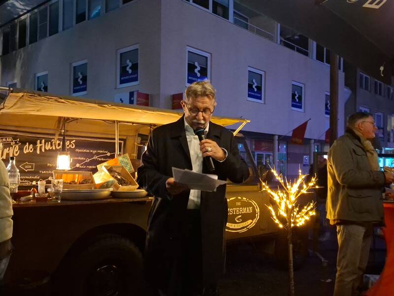 Helmut Hermans op een kistje tijdens de nacht van Zeewolde