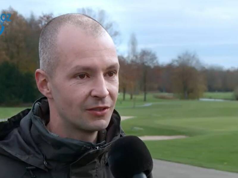Greenkeeper Christian Nueboer met op de achtergrond een paar holes