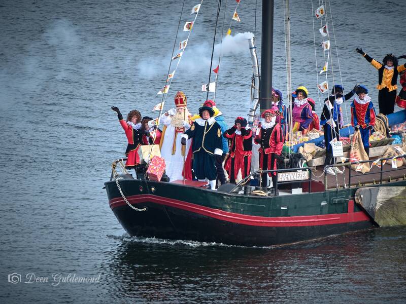 Sinterklaas komt aan in Zeewolde samen met zijn pieten