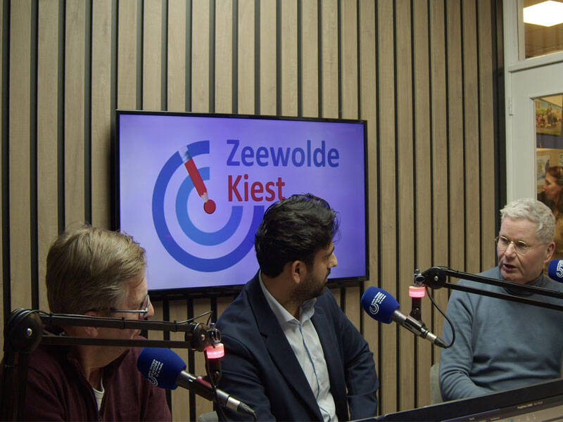 Bouwe (CDA), Samee (D66) en Johan ( Bedrijfskring Zeewolde) in de studio