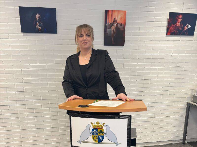 Fotograaf Fenny Tietema-Leertouwer voor haar foto’s in de raadzaal.