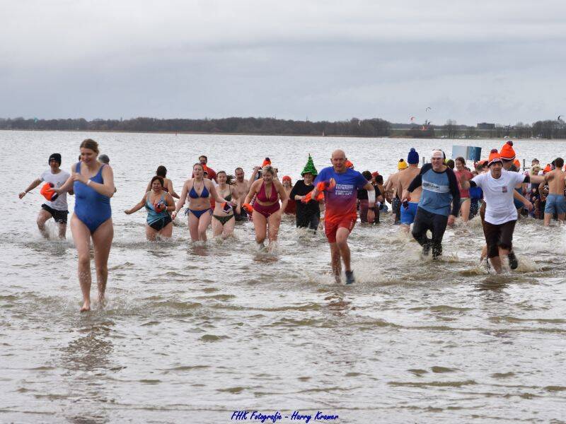 Bikkels trotseren ijskoud Wolderwijd bij Nieuwjaarsduik Zeewolde