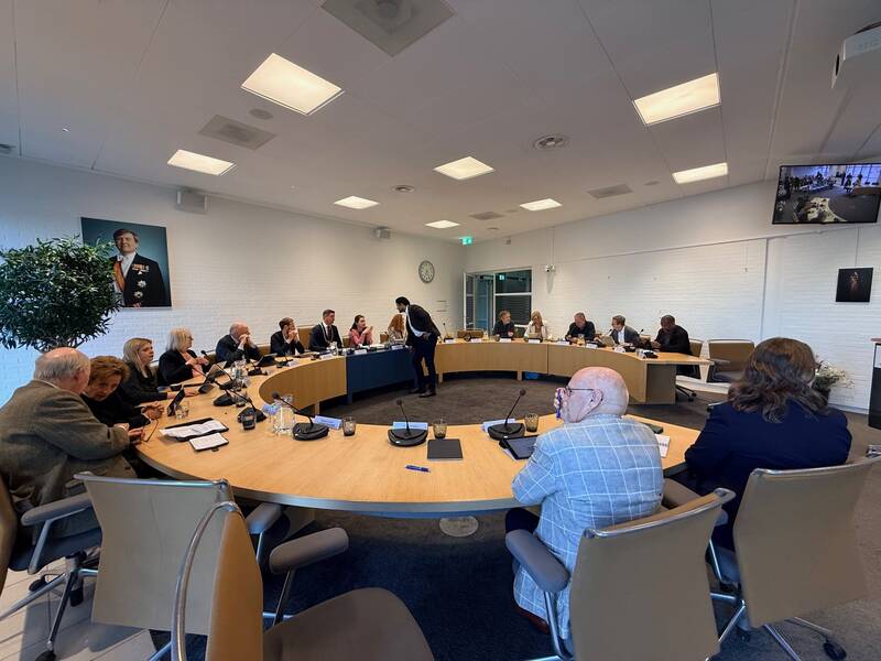 de raadsleden voor aanvang van de gemeenteraad in de raadzaal van Zeewolde 