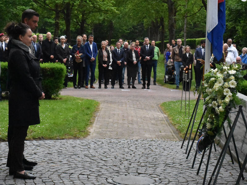 Bram harmsma en vrouw tijdens dodenherdenking 