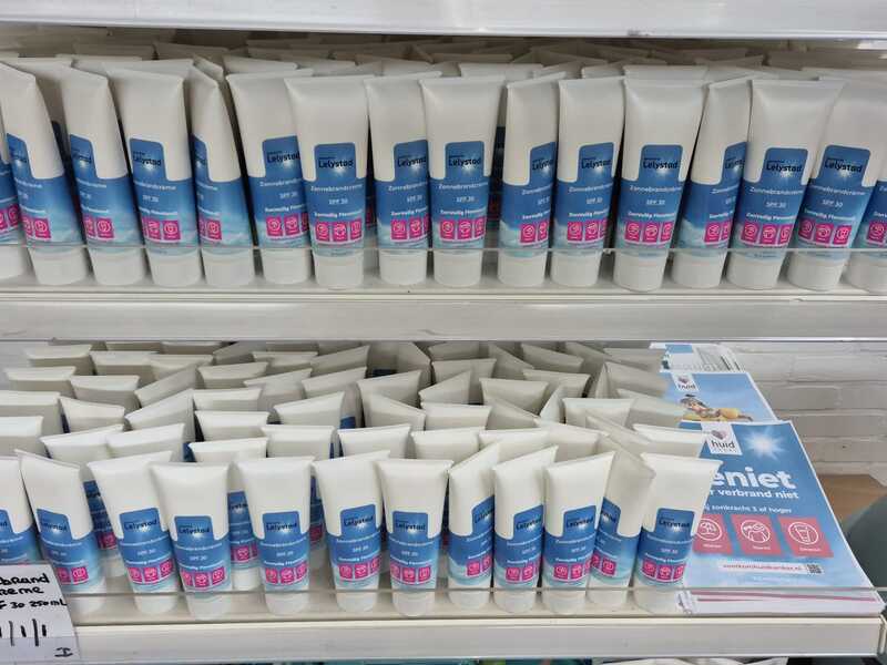 Klanten voedselbank krijgen zonnebrandcrème in hun pakket