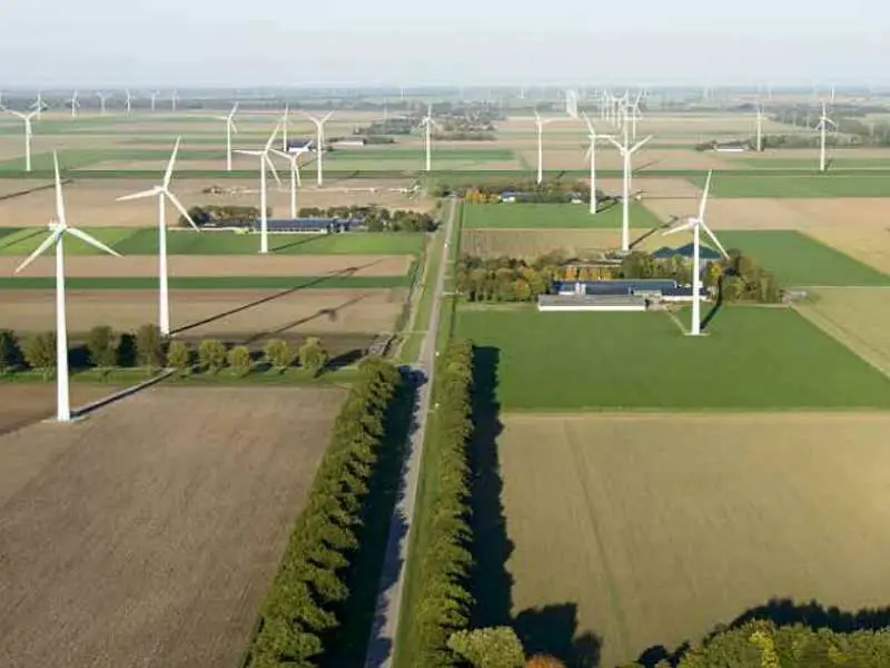 Een flink aantal windmolens in het polderlandschap