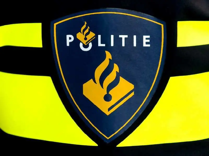 Logo van de Politie op de gele banden zoals het op de kleding zit