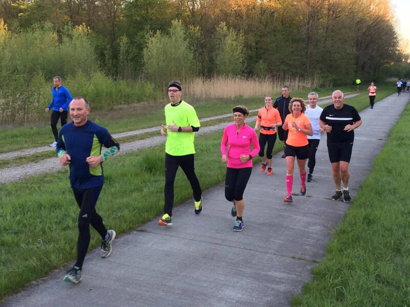 mensen die aan het hardlopen zijn over een verhard pad
