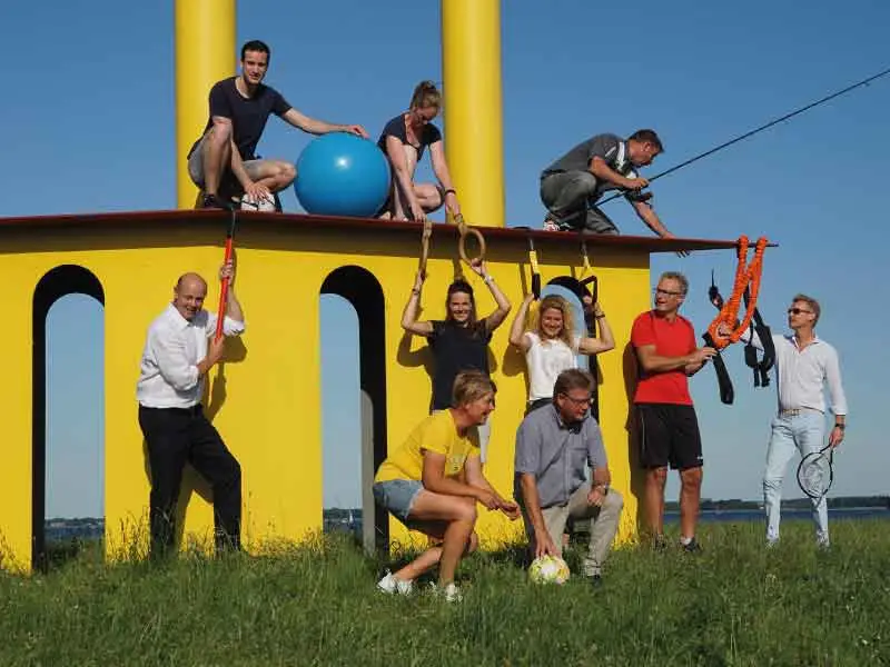 mensen bij en op de gele potloden in Zeewolde 