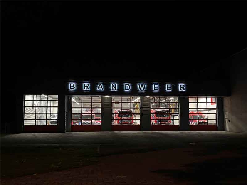 brandweer kazerne zeewolde in het donker