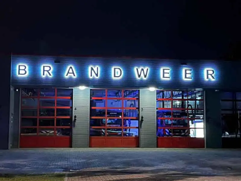 De  brandweerkazerne verlicht