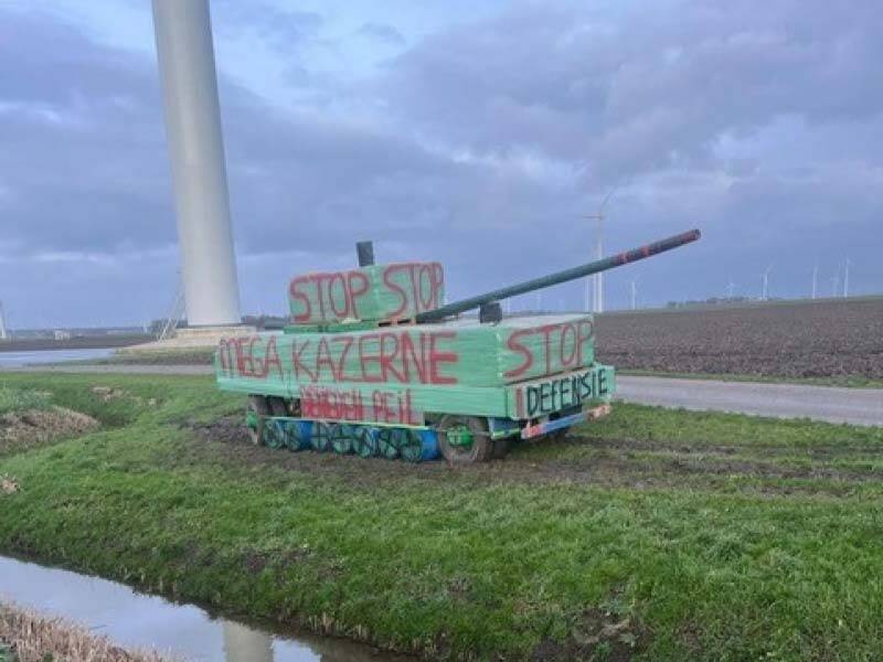 Een nagebouwde tank op het land bij een boer langs de A27