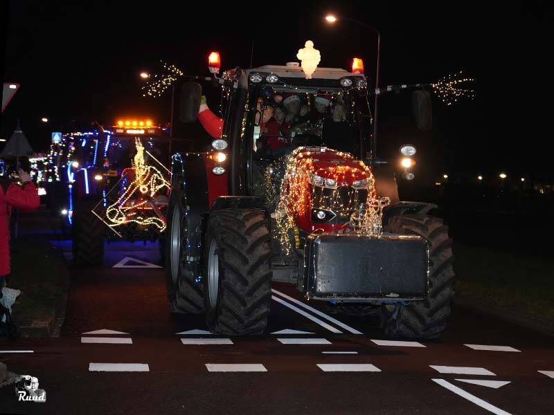 Verlichte trekkers op de weg