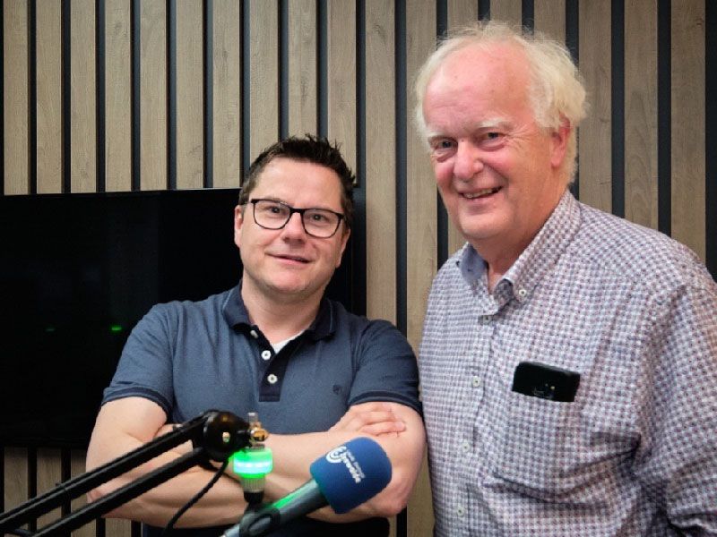 voorzitter Jan van de beek samen met Mannes schoppink in de studio van LOZ