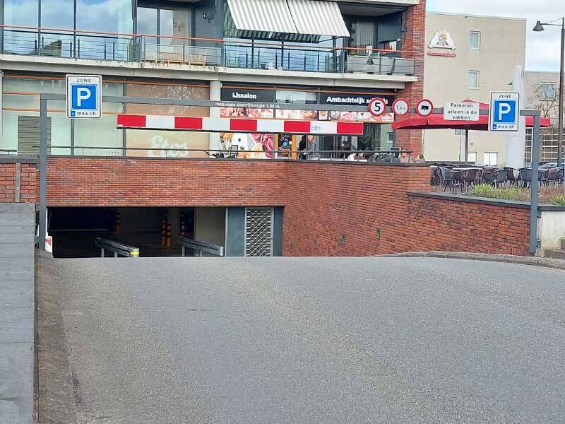De parkeeringang van de auto's van het Ravelijn