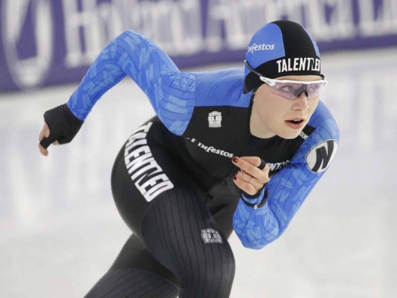Rosalie van Vliet in de bocht tijdens de wedstrijd